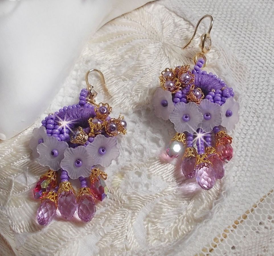 BO Laureline broderet med Swarovski-krystaller, lilla DMC-bomuld, Lucite-blomster og frøperler