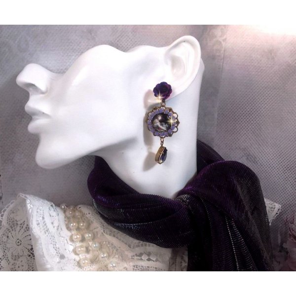 BO La Lavendi&egrave;re skabt med forst&oslash;rrelsesglas cabochoner, PureCrystal krystaller, harpiks cabochoner, forgyldt og bronzefarvet messing tilbeh&oslash;r