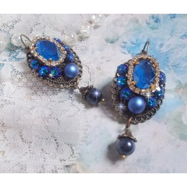 BO Leila skabt med Royal Blue Swarovski Crystal cabochons, runde perleperler, rhinestone k&aelig;de, krystal blomster og diverse tilbeh&oslash;r 