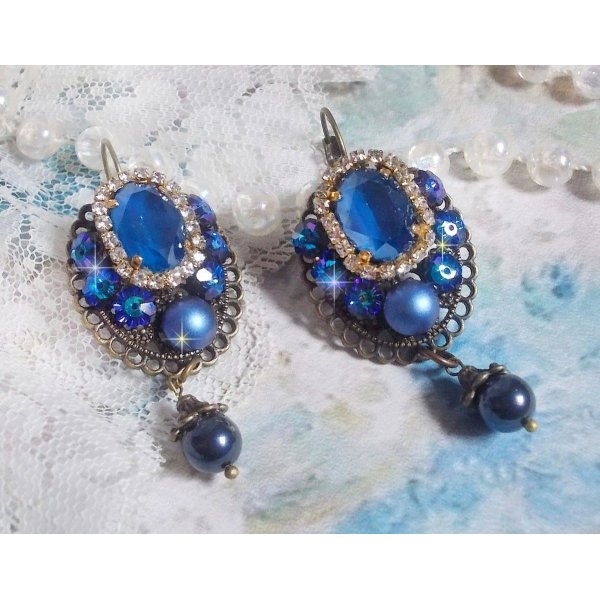 BO Leila skabt med Royal Blue Swarovski Crystal cabochons, runde perleperler, rhinestone k&aelig;de, krystal blomster og diverse tilbeh&oslash;r 