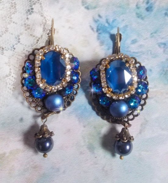 BO Leila skabt med Royal Blue Swarovski Crystal cabochons, runde perleperler, rhinestone k&aelig;de, krystal blomster og diverse tilbeh&oslash;r 