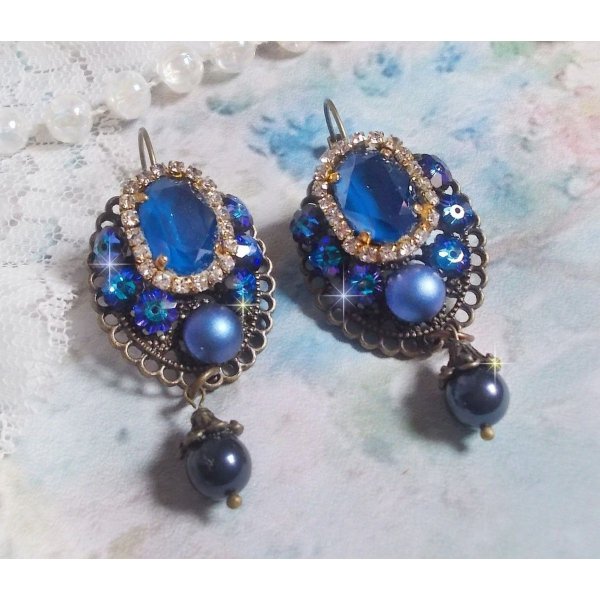 BO Leila skabt med Royal Blue Swarovski Crystal cabochons, runde perleperler, rhinestone k&aelig;de, krystal blomster og diverse tilbeh&oslash;r 