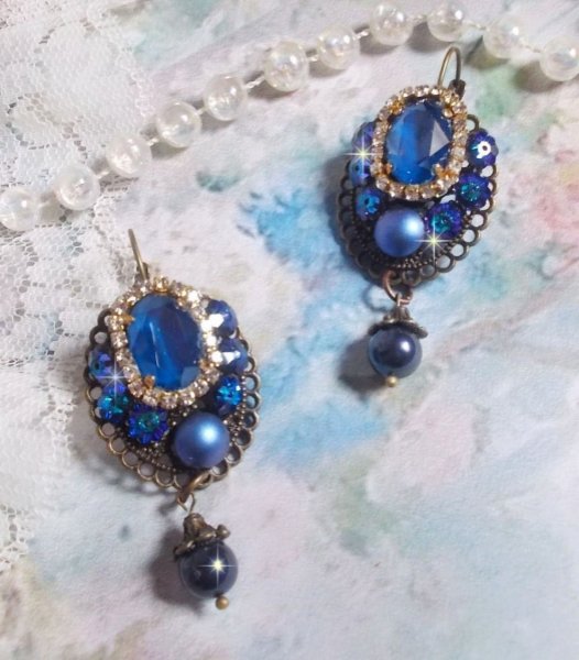 BO Leila skabt med Royal Blue Swarovski Crystal cabochons, runde perleperler, rhinestone k&aelig;de, krystal blomster og diverse tilbeh&oslash;r 