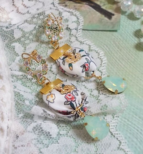 BO Liberty Flowers skabt med opal krystal cabochons; forgyldte &oslash;reringe og diverse tilbeh&oslash;r