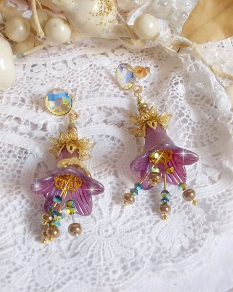 BO Lisi&egrave;re de For&ecirc;t Fleurie avec des cabochons en Cristal de Swarovski mont&eacute;s sur clous d&rsquo;oreilles en Laiton. Les toupies illuminent les breloques dentelles, coupelles, c&ocirc;nes et perles