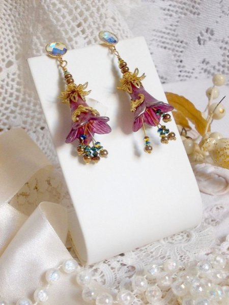 BO Lisi&egrave;re de For&ecirc;t Fleurie avec des cabochons en Cristal de Swarovski mont&eacute;s sur clous d&rsquo;oreilles en Laiton. Les toupies illuminent les breloques dentelles, coupelles, c&ocirc;nes et perles