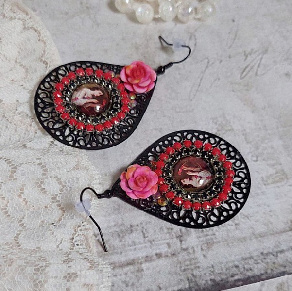 BO Look Coco skabt med cabochoner af forst&oslash;rrelsesglas, der forestiller en kvinde med sin papeg&oslash;je, sorte filigran vedh&aelig;ng, glas- og harpiks perler