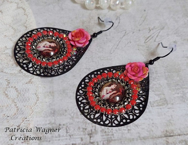 BO Look Coco skabt med cabochoner af forst&oslash;rrelsesglas, der forestiller en kvinde med sin papeg&oslash;je, sorte filigran vedh&aelig;ng, glas- og harpiks perler