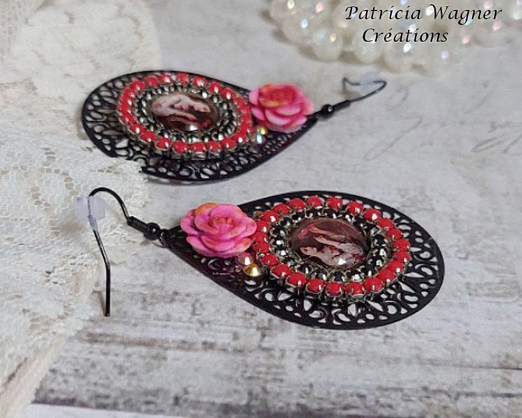 BO Look Coco skabt med cabochoner af forst&oslash;rrelsesglas, der forestiller en kvinde med sin papeg&oslash;je, sorte filigran vedh&aelig;ng, glas- og harpiks perler