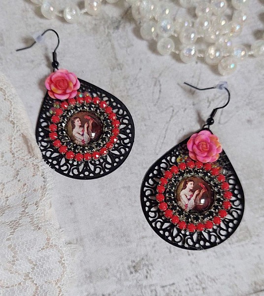 BO Look Coco skabt med cabochoner af forst&oslash;rrelsesglas, der forestiller en kvinde med sin papeg&oslash;je, sorte filigran vedh&aelig;ng, glas- og harpiks perler