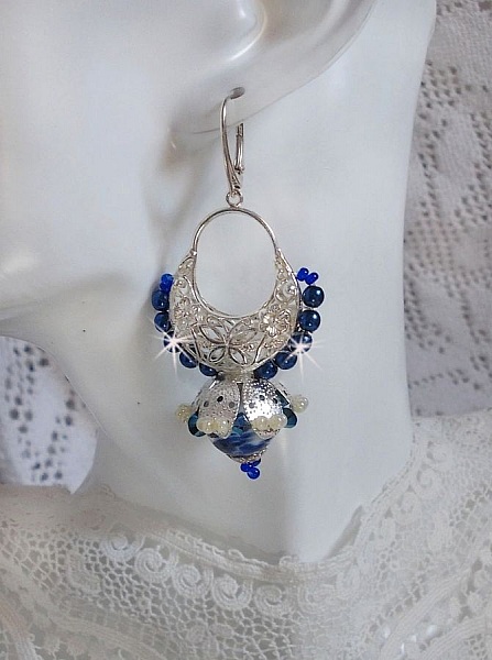 BO Lotusblomster monteret med Capri bl&aring;/hvide venetianske perler og halvm&aring;ne lysestagerforbindelser