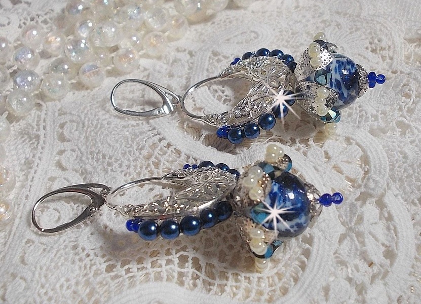 BO Lotusblomster monteret med Capri bl&aring;/hvide venetianske perler og halvm&aring;ne lysestagerforbindelser