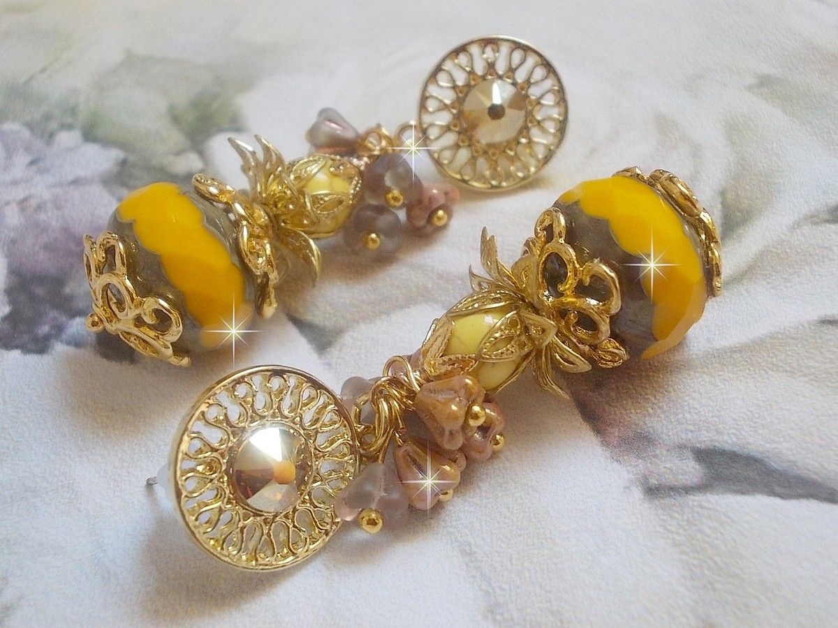 BO Lumière Opale Jaune avec des perles potirons jaunes à laquelle s’ajoute des fleurs, cabochons en cristal, coupelles et perles rondes. Montés sur clous d’oreilles en Métal. Un style moderne