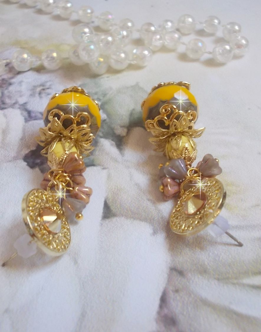 BO Lumière Opale Jaune avec des perles potirons jaunes à laquelle s’ajoute des fleurs, cabochons en cristal, coupelles et perles rondes. Montés sur clous d’oreilles en Métal. Un style moderne