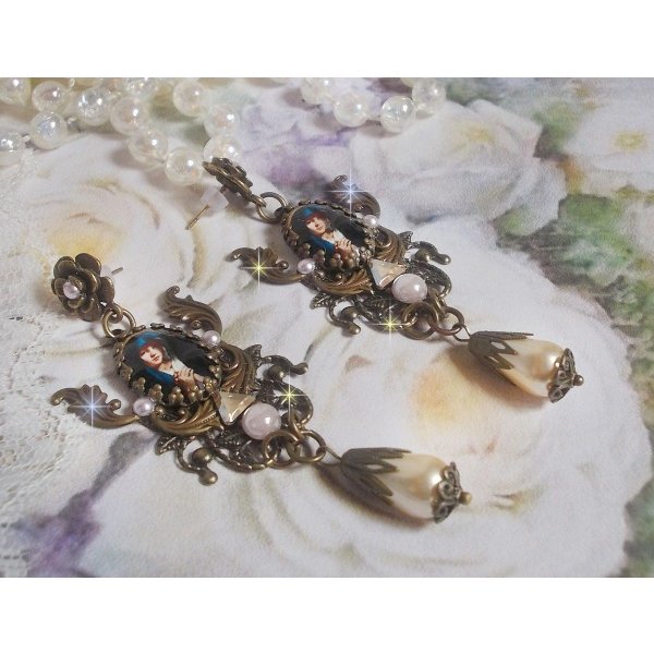 BO Madonna skabt med PureCrystal cabochons, forst&oslash;rrelsesglas cabochons, sky stempler og bronze tilbeh&oslash;r