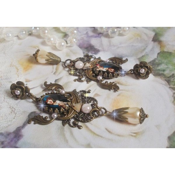 BO Madonna skabt med PureCrystal cabochons, forst&oslash;rrelsesglas cabochons, sky stempler og bronze tilbeh&oslash;r