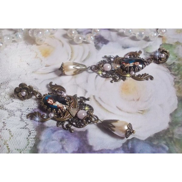 BO Madonna skabt med PureCrystal cabochons, forst&oslash;rrelsesglas cabochons, sky stempler og bronze tilbeh&oslash;r