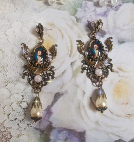 BO Madonna skabt med PureCrystal cabochons, forst&oslash;rrelsesglas cabochons, sky stempler og bronze tilbeh&oslash;r