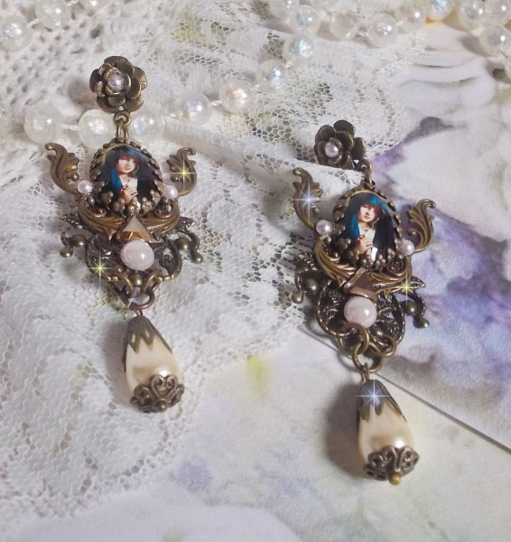 BO Madonna skabt med PureCrystal cabochons, forst&oslash;rrelsesglas cabochons, sky stempler og bronze tilbeh&oslash;r