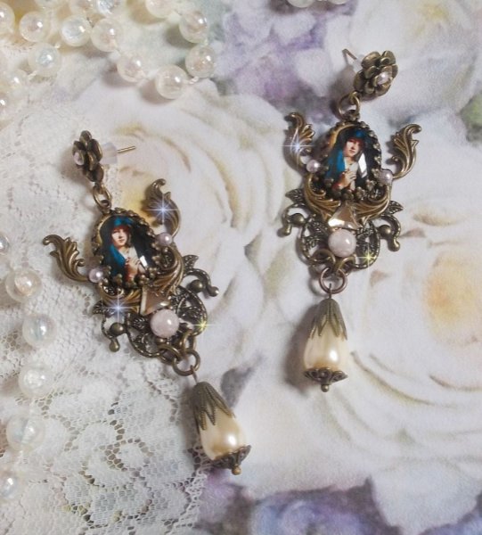 BO Madonna skabt med PureCrystal cabochons, forst&oslash;rrelsesglas cabochons, sky stempler og bronze tilbeh&oslash;r