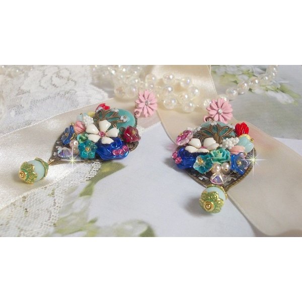 BO Majestueuses sur des estampes gouttes avec des cabochons, cristaux, fleurs clochettes, cabochons en résine, perles en verre et perles en Amazonite