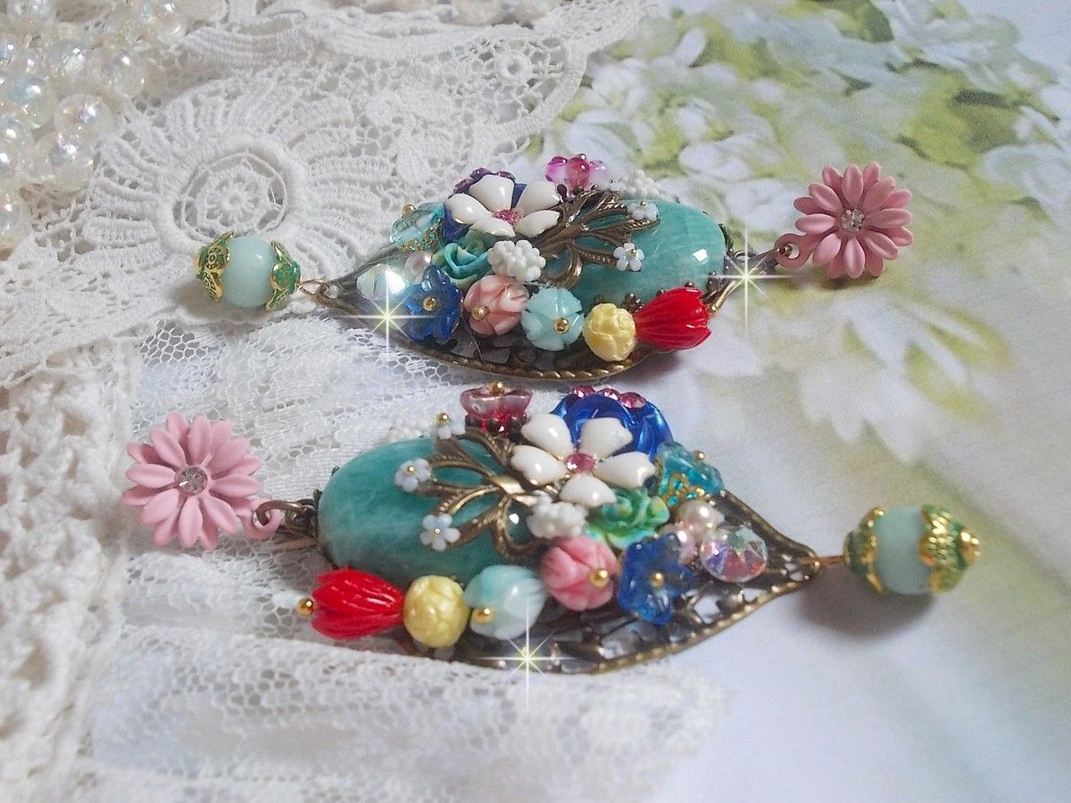 BO Majestueuses sur des estampes gouttes avec des cabochons, cristaux, fleurs clochettes, cabochons en résine, perles en verre et perles en Amazonite