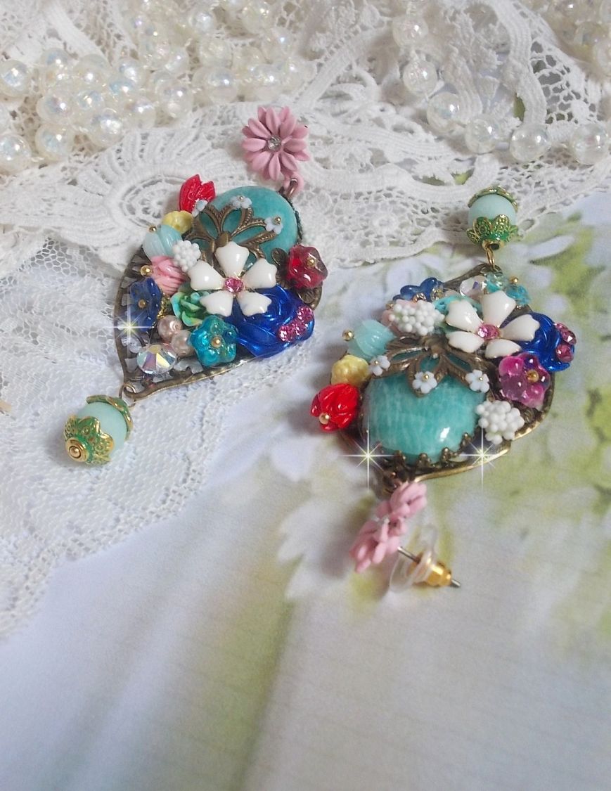 BO Majestueuses sur des estampes gouttes avec des cabochons, cristaux, fleurs clochettes, cabochons en résine, perles en verre et perles en Amazonite