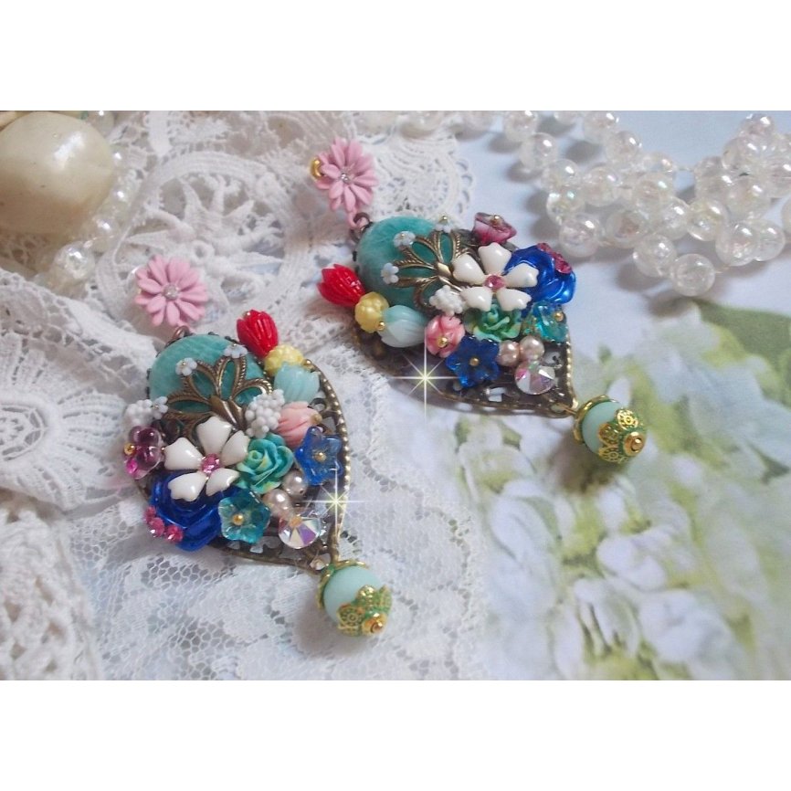 BO Majestueuses sur des estampes gouttes avec des cabochons, cristaux, fleurs clochettes, cabochons en résine, perles en verre et perles en Amazonite