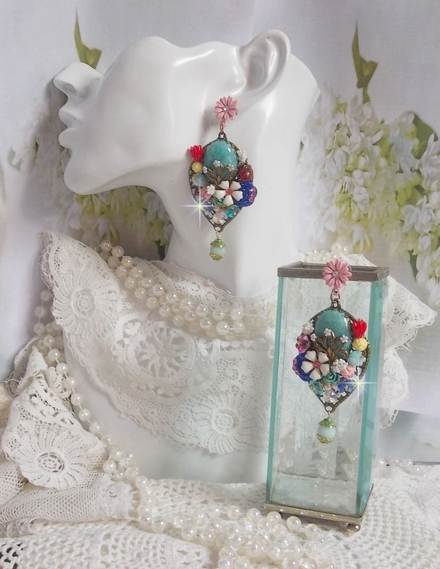 BO Majestueuses sur des estampes gouttes avec des cabochons, cristaux, fleurs clochettes, cabochons en résine, perles en verre et perles en Amazonite