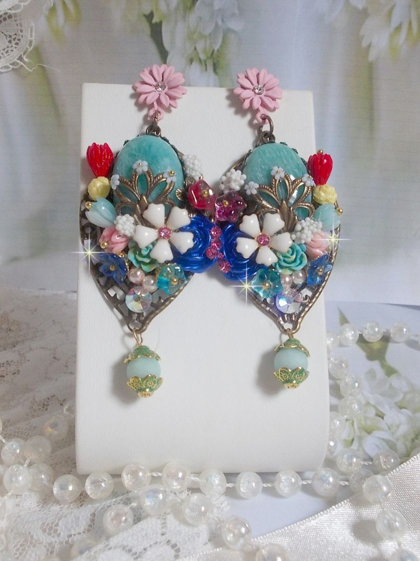 BO Majestueuses sur des estampes gouttes avec des cabochons, cristaux, fleurs clochettes, cabochons en résine, perles en verre et perles en Amazonite