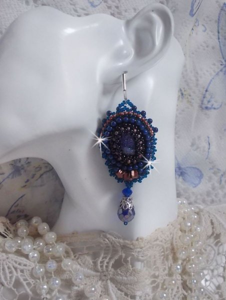 BO Maldives broderet med glitrende harpiks cabochons, runde perlefarvede Swarovski perler og Miyuki fr&oslash;perler