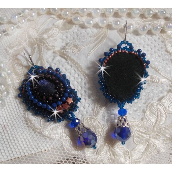 BO Maldives broderet med glitrende harpiks cabochons, runde perlefarvede Swarovski perler og Miyuki fr&oslash;perler