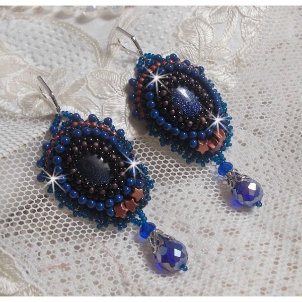 BO Maldives broderet med glitrende harpiks cabochons, runde perlefarvede Swarovski perler og Miyuki fr&oslash;perler