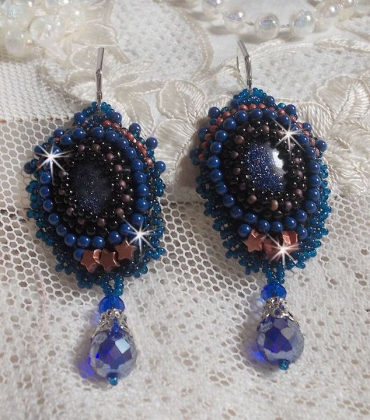 BO Maldives broderet med glitrende harpiks cabochons, runde perlefarvede Swarovski perler og Miyuki fr&oslash;perler