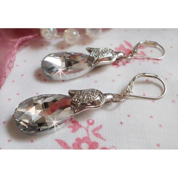 BO Crystal Wonders skabt med facetterede dr&aring;ber og sm&aring; pr&aelig;get rhinestone sp&aelig;nder