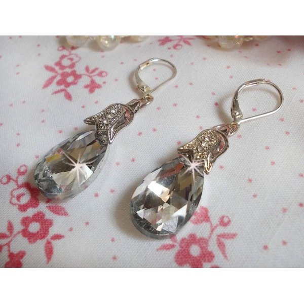 BO Crystal Wonders skabt med facetterede dr&aring;ber og sm&aring; pr&aelig;get rhinestone sp&aelig;nder