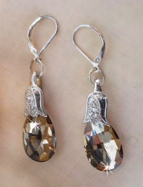 BO Merveilles Champagne skabt med sm&aring; s&oslash;lv rhinsten h&aelig;gter og flade facetterede dr&aring;ber