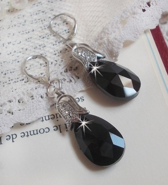 BO Merveilles Jet skabt med sm&aring; s&oslash;lvfarvede rhinsten og facetterede dr&aring;ber