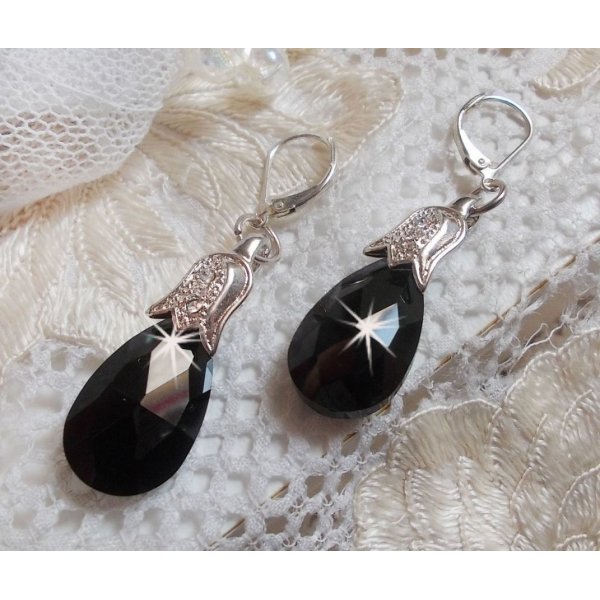 BO Merveilles Jet skabt med sm&aring; s&oslash;lvfarvede rhinsten og facetterede dr&aring;ber