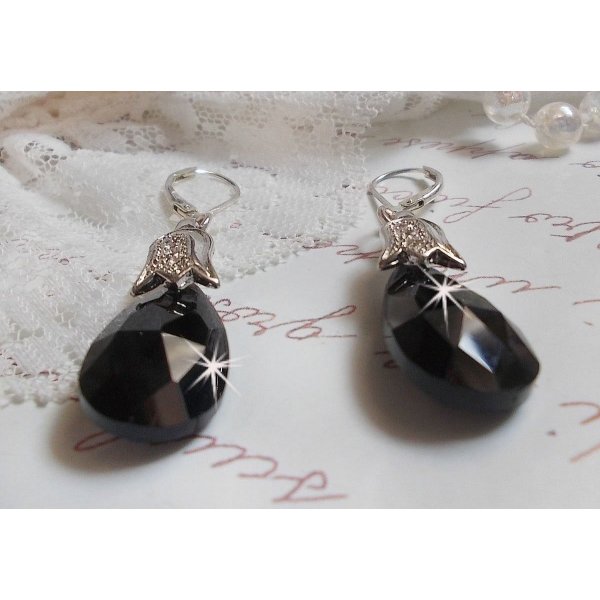 BO Merveilles Jet skabt med sm&aring; s&oslash;lvfarvede rhinsten og facetterede dr&aring;ber