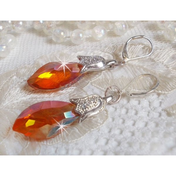 BO Merveilles Red Topaz avec des gouttes facett&eacute;es et des b&eacute;li&egrave;res gaufr&eacute;es de petit strass