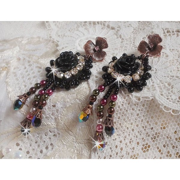 BO Midnight Daisy broderet med perleperler, Swarovski krystaller, s&oslash;lv krystalperler og Miyuki fr&oslash;perler