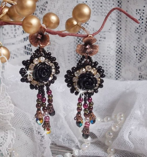 BO Midnight Daisy broderet med perleperler, Swarovski krystaller, s&oslash;lv krystalperler og Miyuki fr&oslash;perler