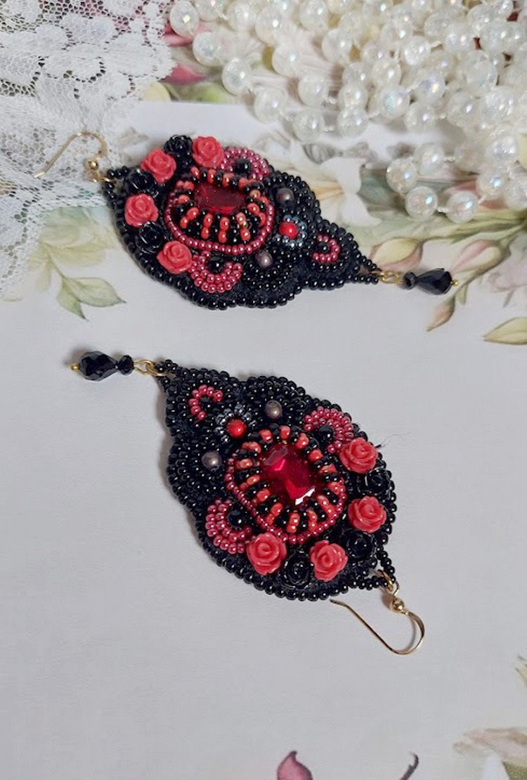 BO Midnight in Paris broderet med Swarovski-krystaller, røde harpiksroser, perleperler, frøperler og 14 karat guldfyldte ørekroge