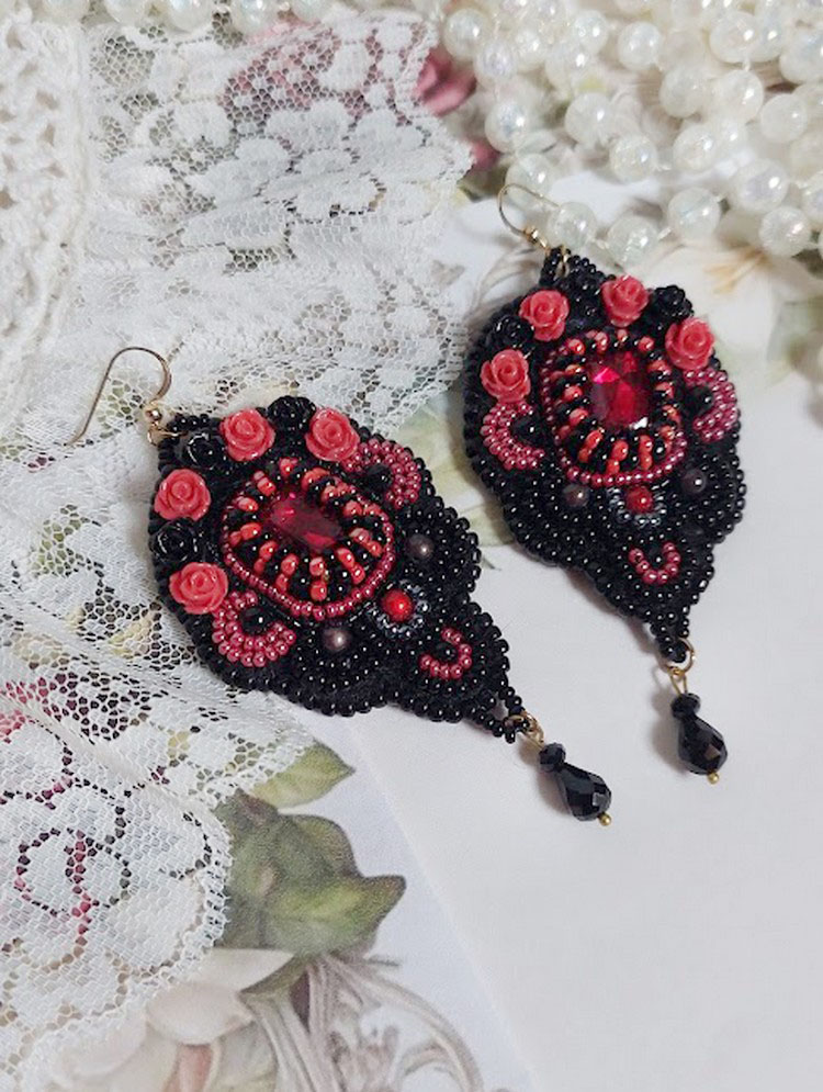 BO Midnight in Paris broderet med Swarovski-krystaller, røde harpiksroser, perleperler, frøperler og 14 karat guldfyldte ørekroge