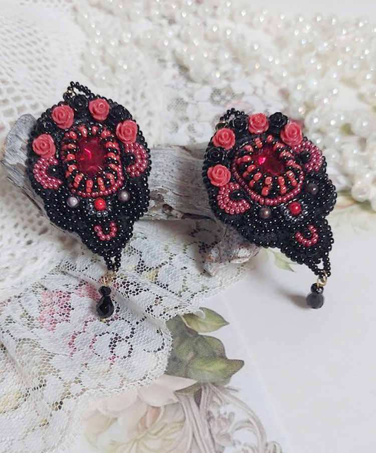 BO Midnight in Paris broderet med Swarovski-krystaller, røde harpiksroser, perleperler, frøperler og 14 karat guldfyldte ørekroge