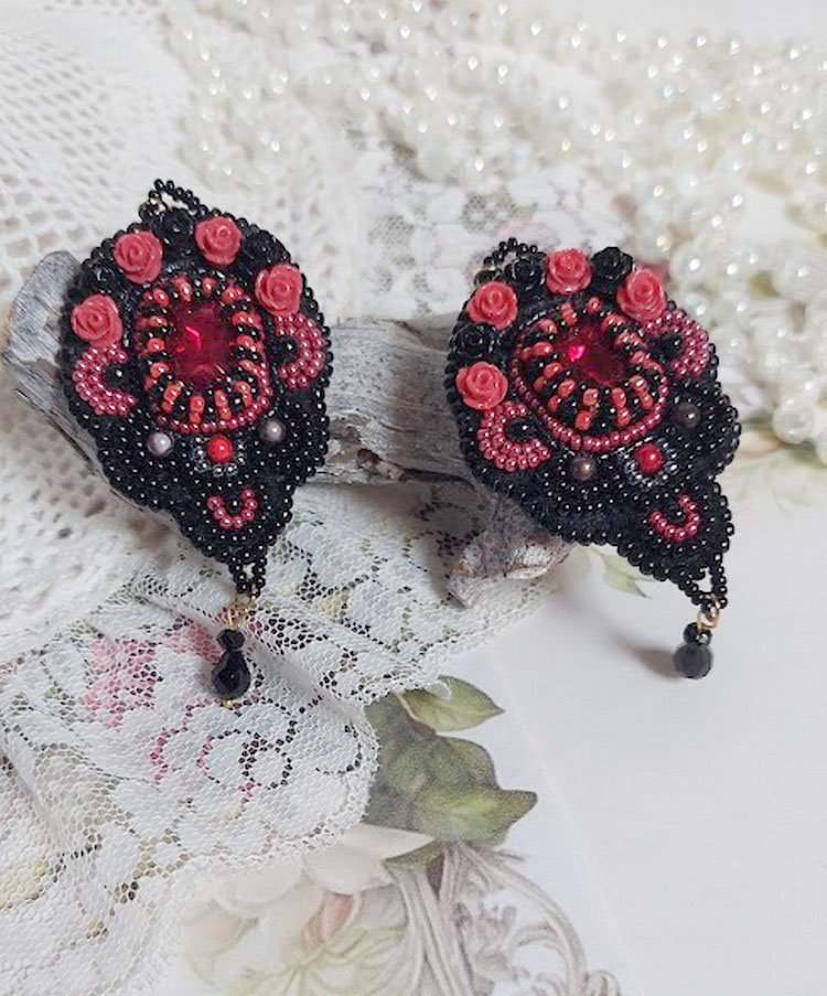 BO Midnight in Paris broderet med Swarovski-krystaller, røde harpiksroser, perleperler, frøperler og 14 karat guldfyldte ørekroge