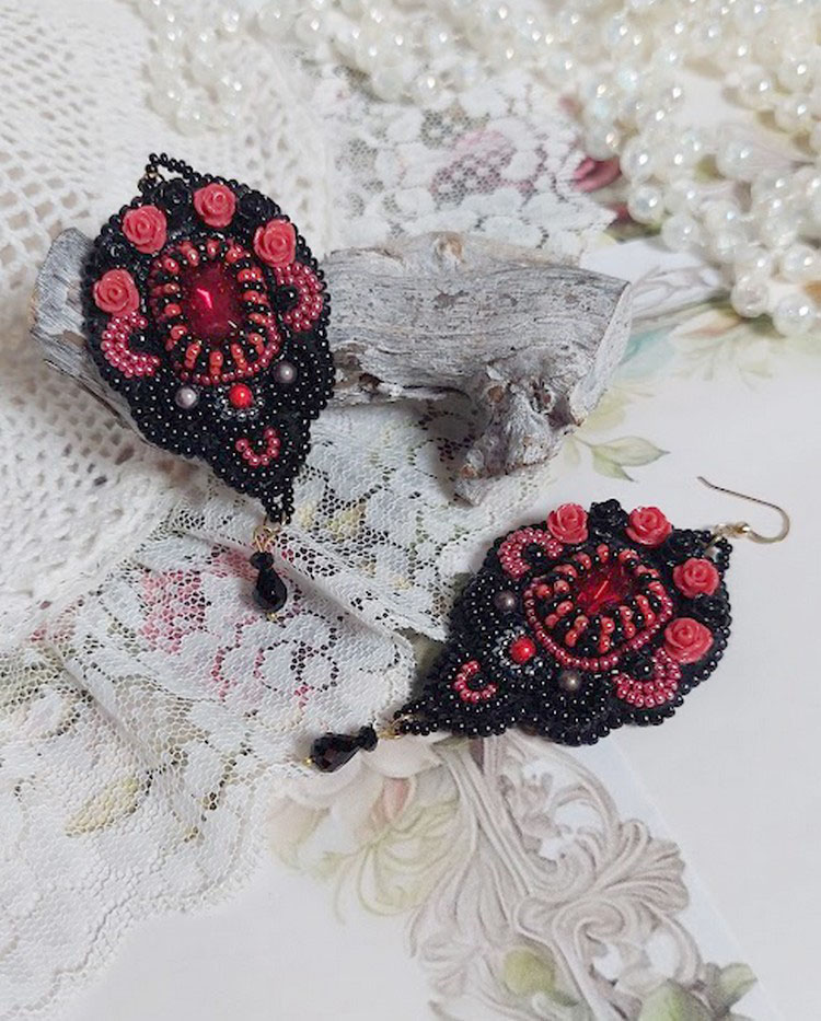 BO Midnight in Paris broderet med Swarovski-krystaller, røde harpiksroser, perleperler, frøperler og 14 karat guldfyldte ørekroge