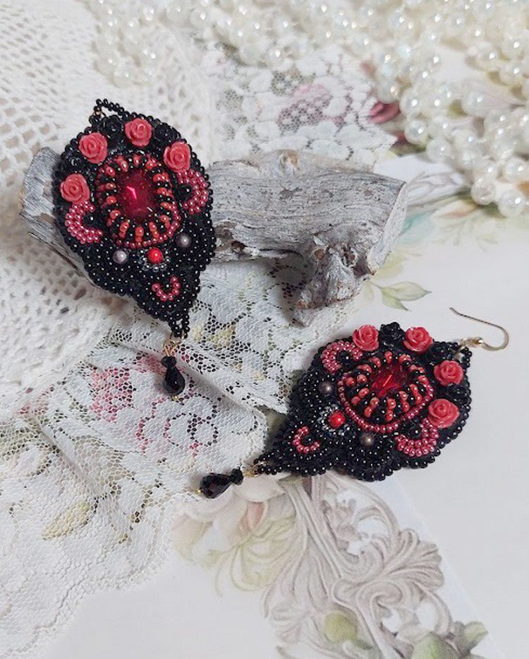 BO Midnight in Paris broderet med Swarovski-krystaller, røde harpiksroser, perleperler, frøperler og 14 karat guldfyldte ørekroge