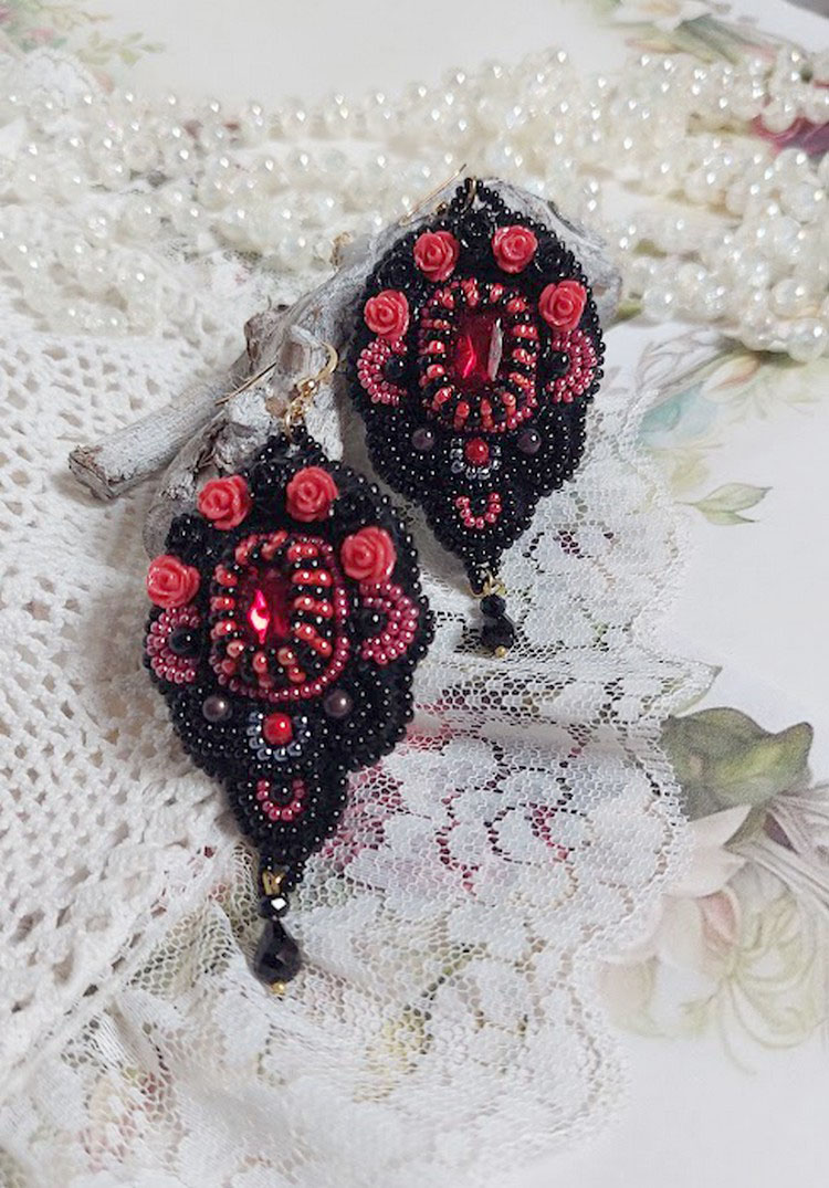 BO Midnight in Paris broderet med Swarovski-krystaller, røde harpiksroser, perleperler, frøperler og 14 karat guldfyldte ørekroge